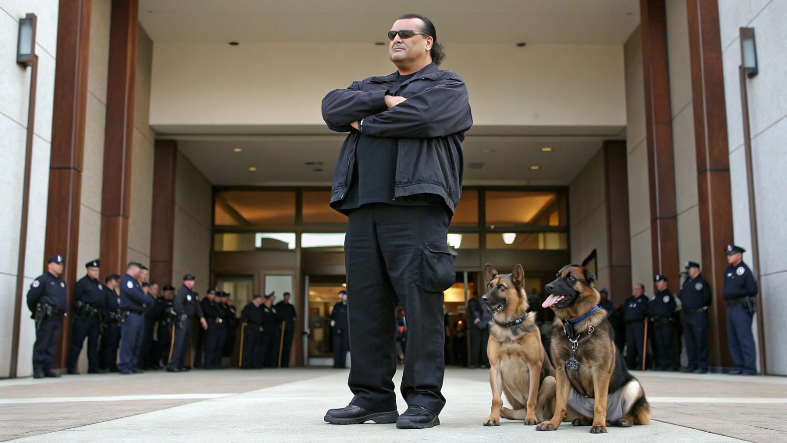 Acusan a Seagal de invadir su propia casa — La verdad deja a la policía paralizada