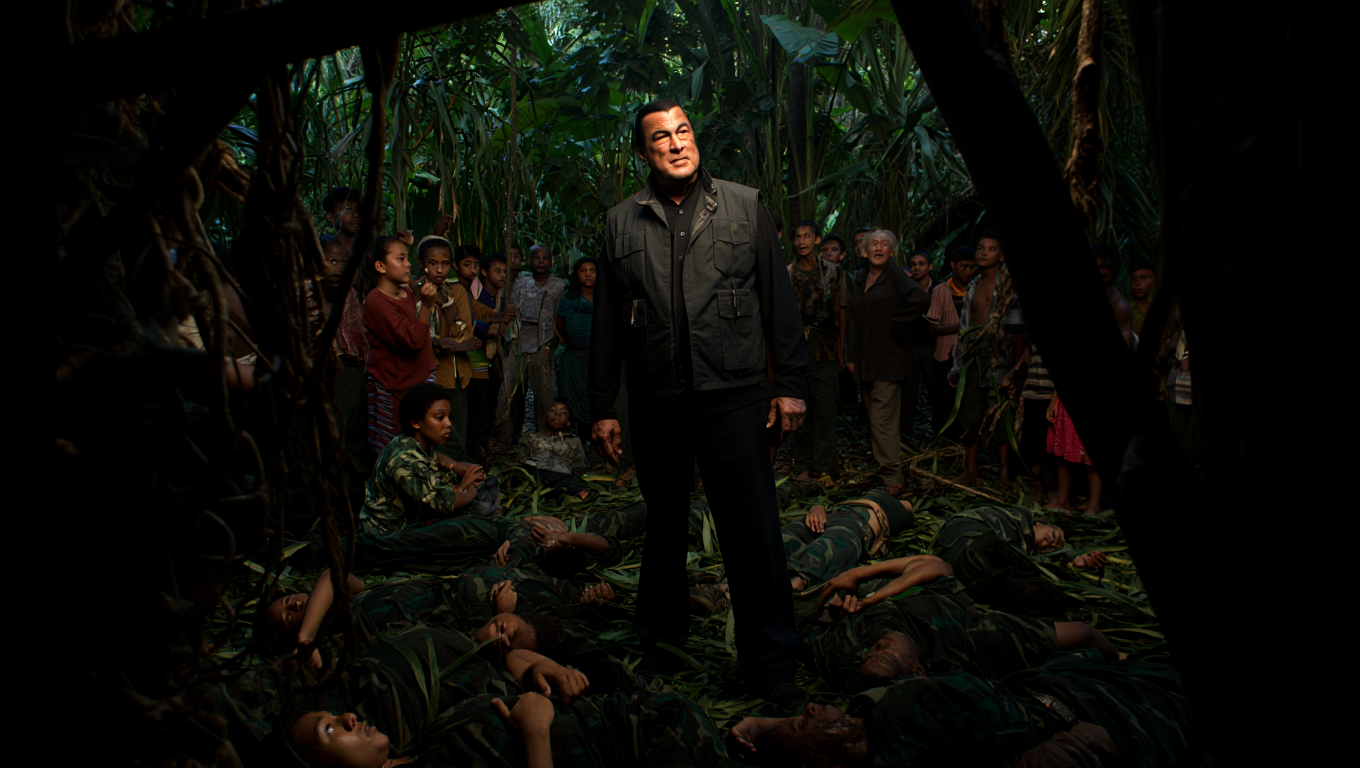 Un clan racista ataca a Steven Seagal y se arrepienten de haberse metido con el hombre equivocado