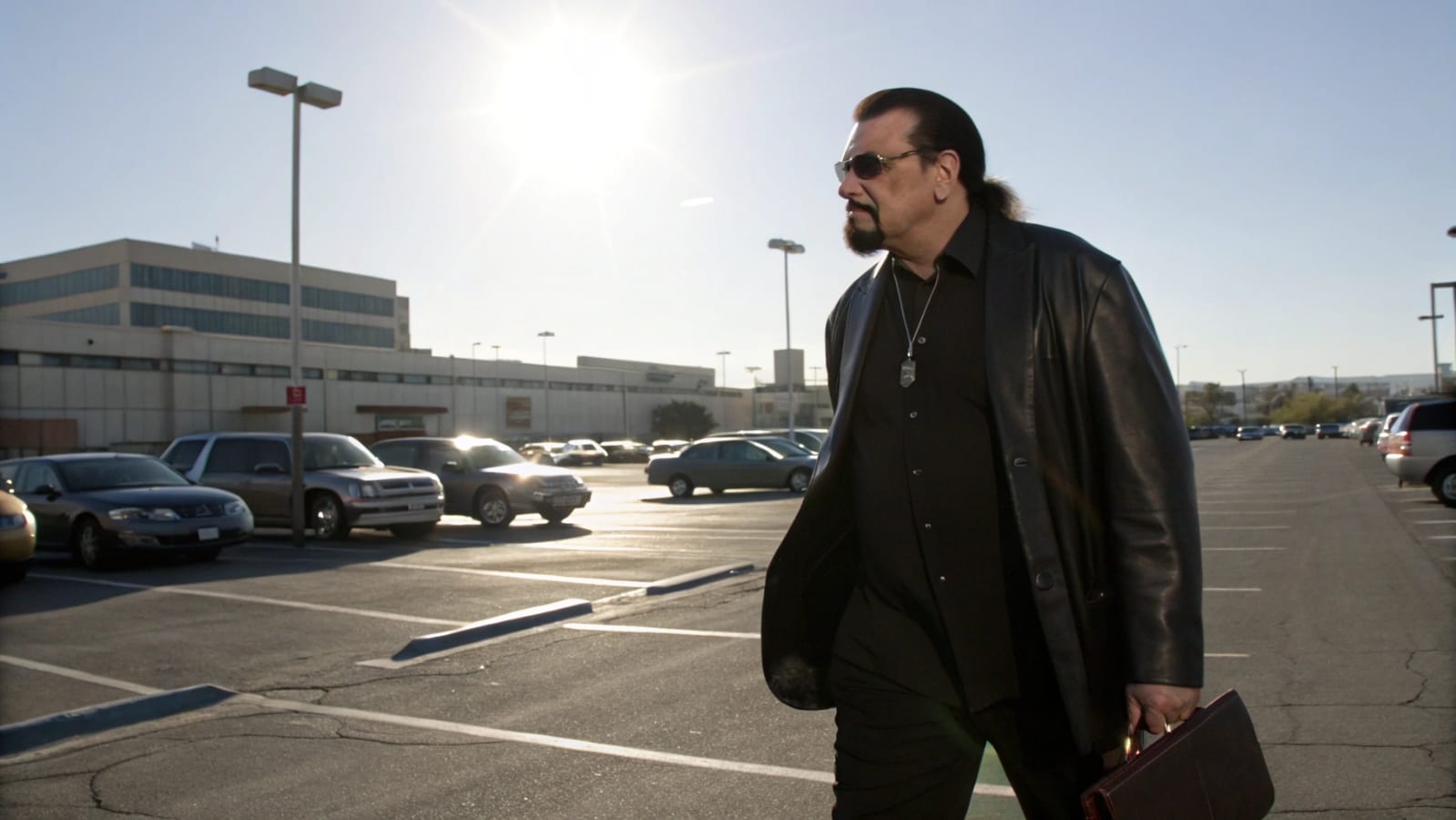 Policía se burla de la identificación federal de Steven Seagal—2 minutos después, lo rodean agentes