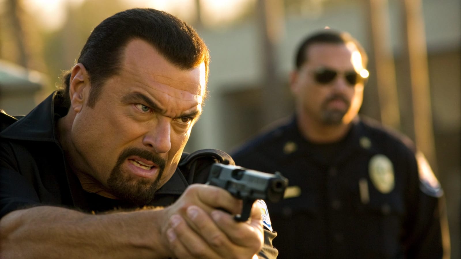 Policía Apunta a Steven Seagal en la Corte, sin Saber que su Hijo del FBI Estaba Mirando