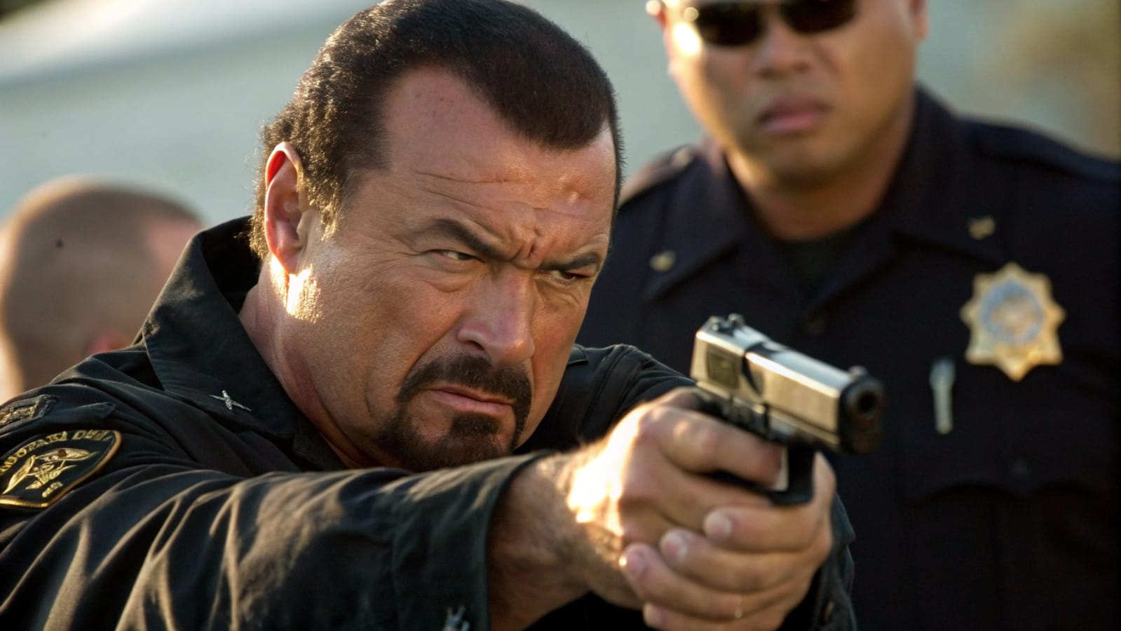 Policía se burla de la identificación federal de Steven Seagal—2 minutos después, lo rodean agentes