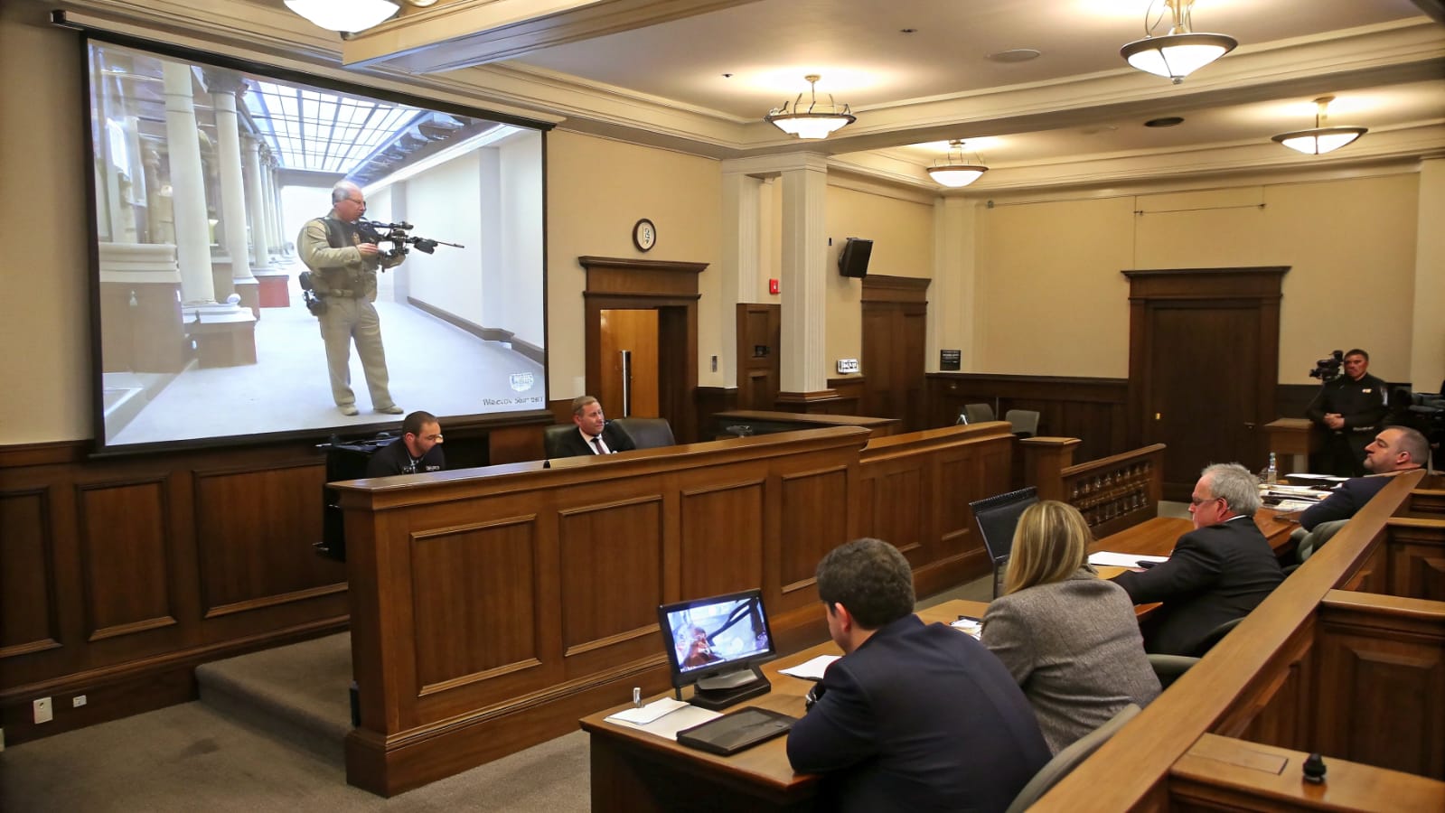 Policía Apunta a Steven Seagal en la Corte, sin Saber que su Hijo del FBI Estaba Mirando