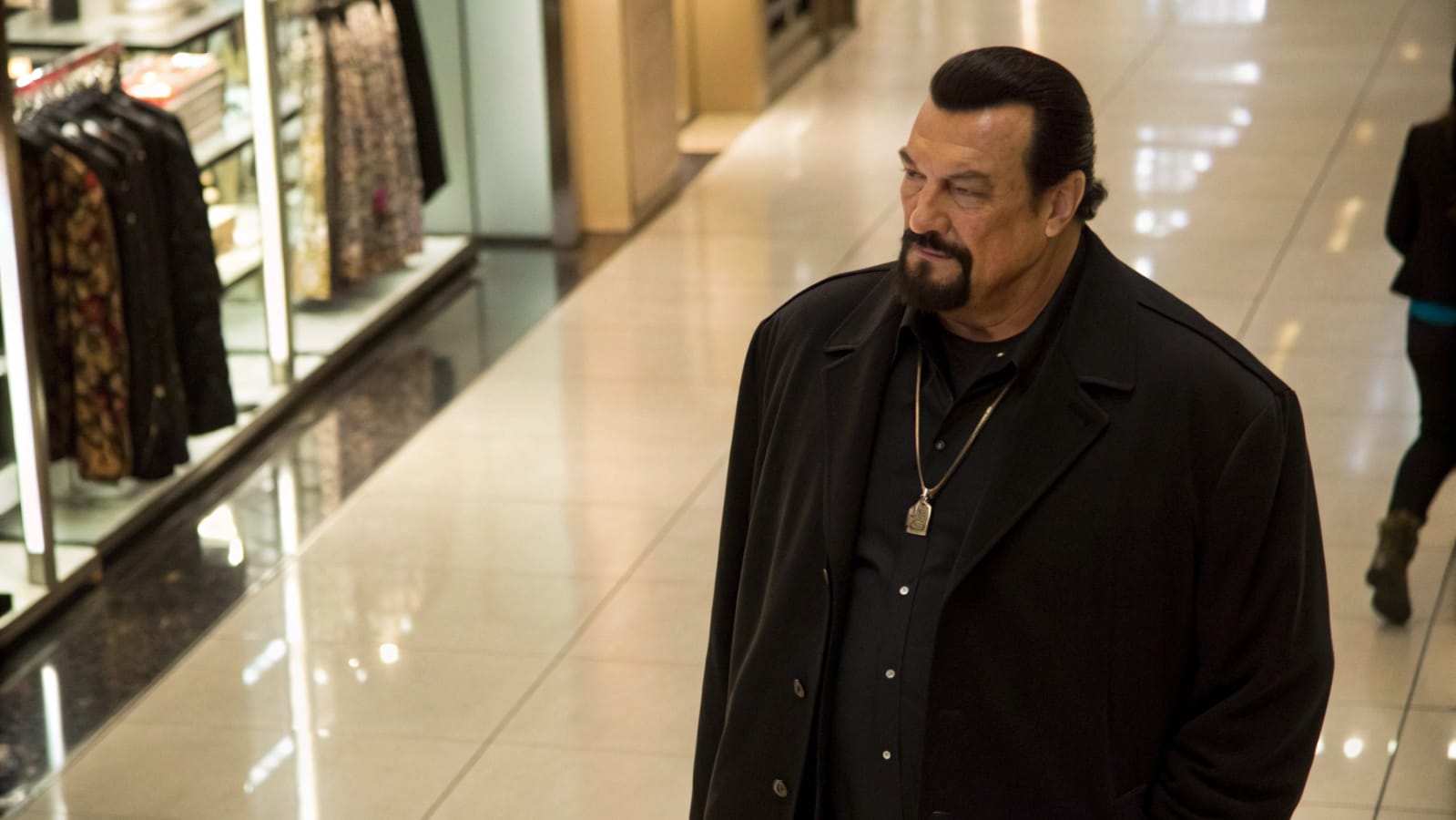Mujer Rica Expulsa a Anciana Negra—Seagal Hace Que Se Arrepienta al Instante