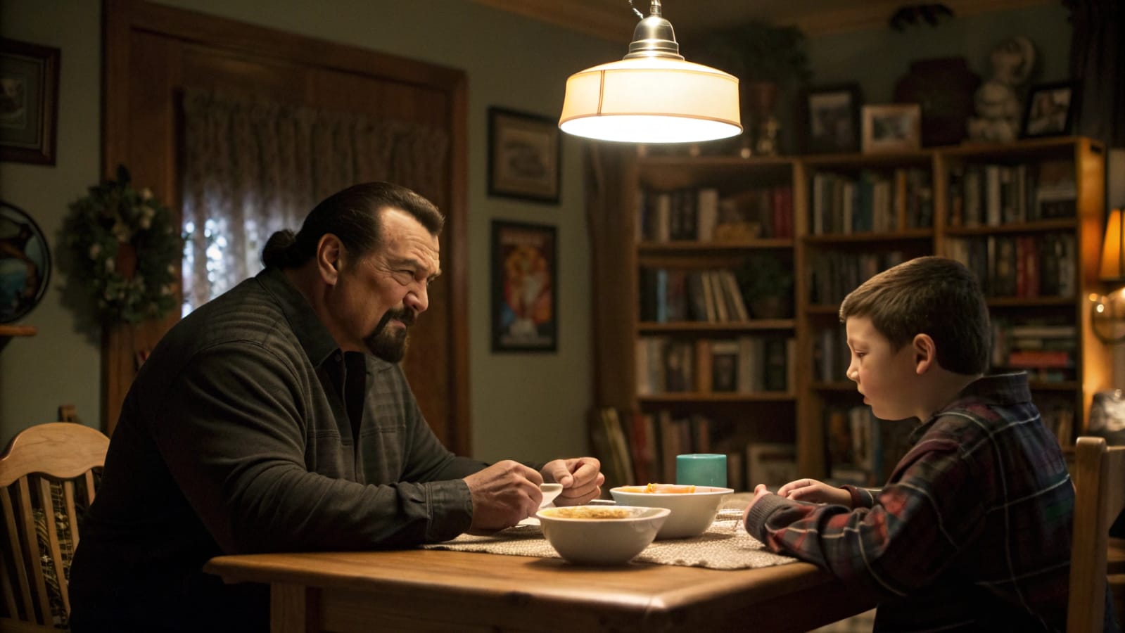 Policía Apunta a Steven Seagal en la Corte, sin Saber que su Hijo del FBI Estaba Mirando