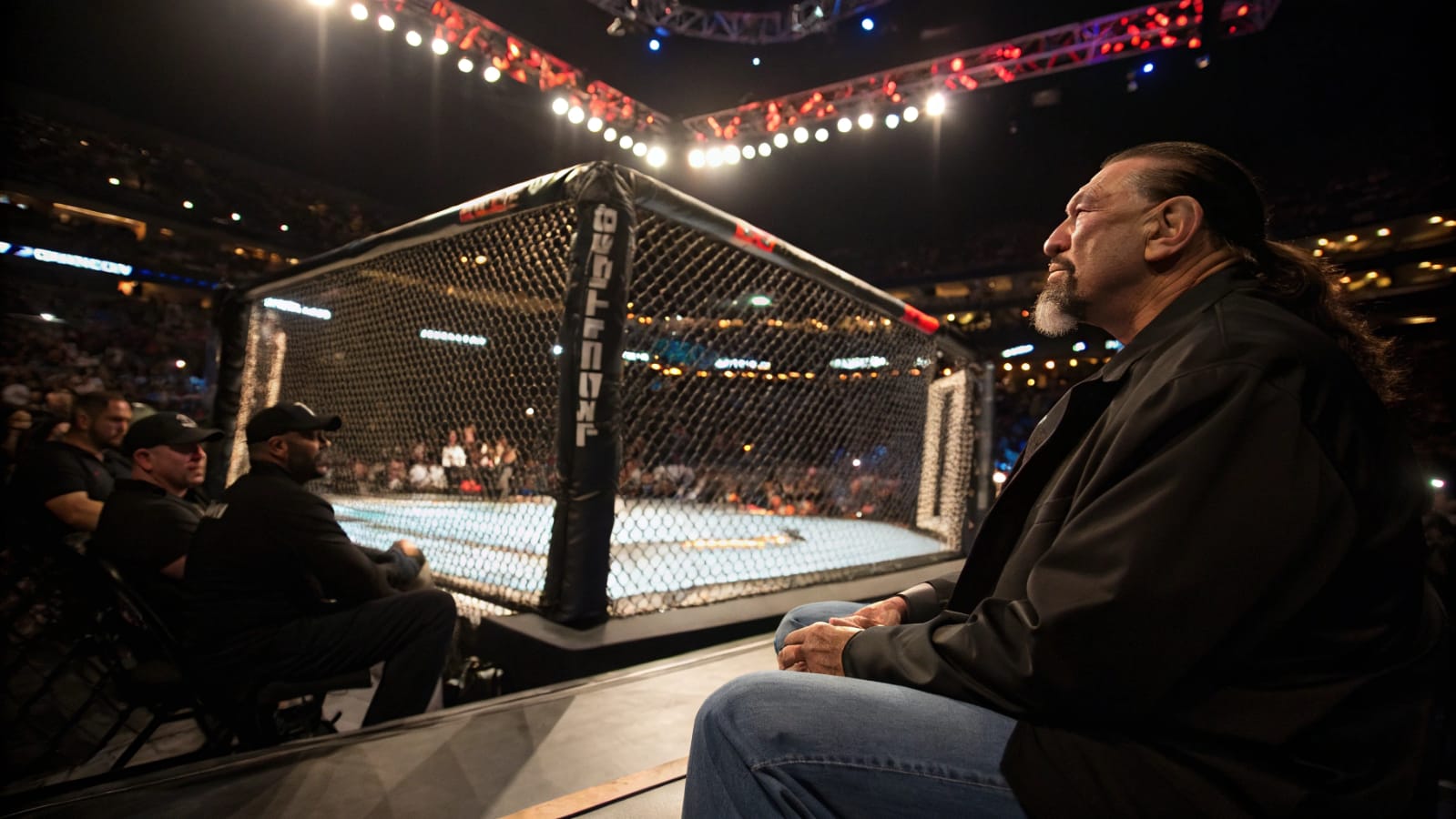 Seguridad expulsa a un anciano del UFC 320, Minutos después, ingresa al octágono