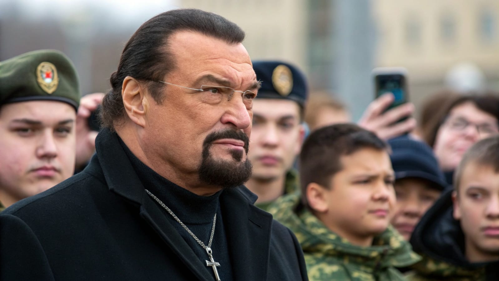 Lo llamaron un actor acabado — hasta que los Spetsnaz se formaron para saludarlo