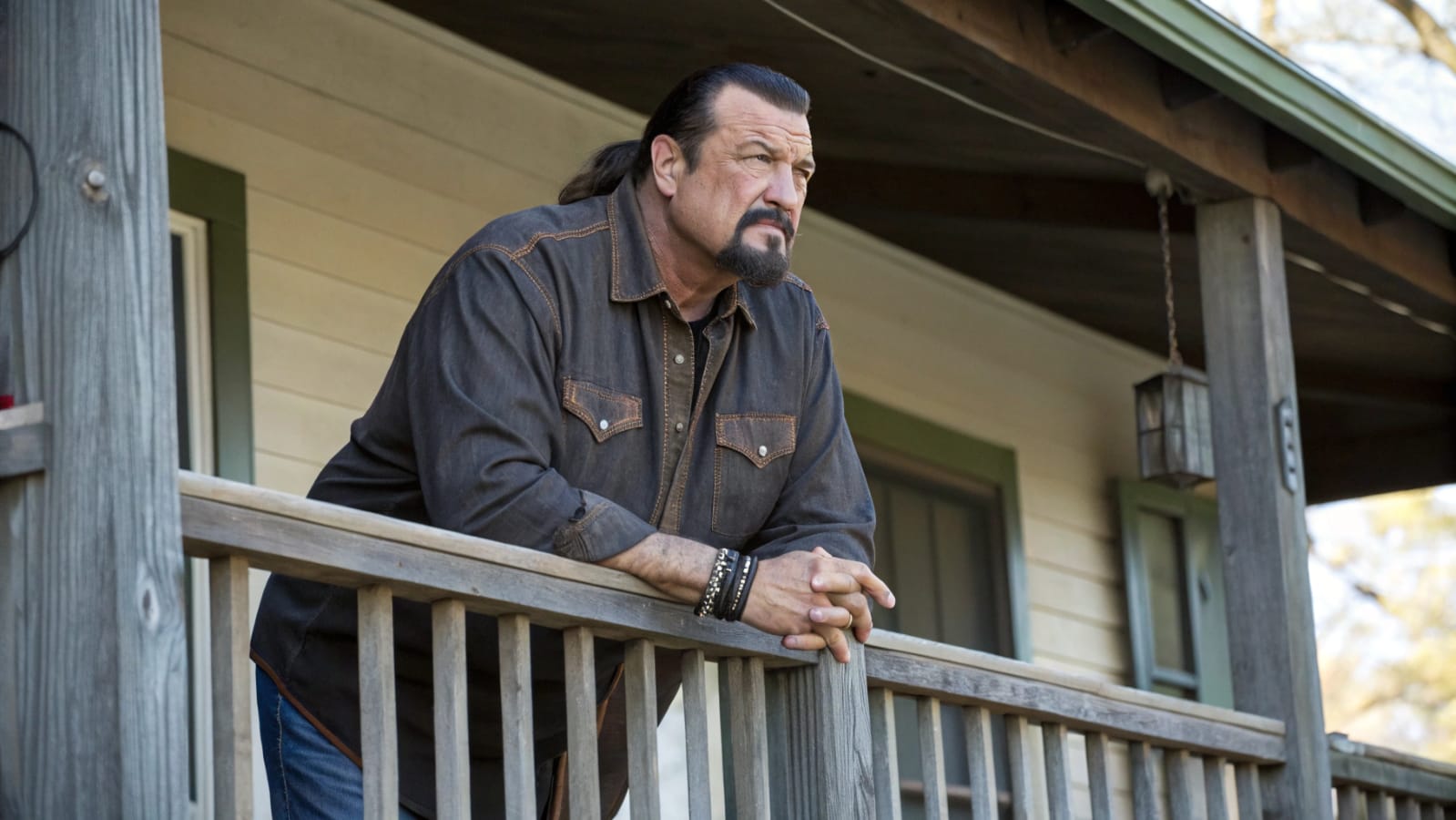 Un cártel de drogas invade un rancho tranquilo: el dueño revela secretos de un pasado mortal