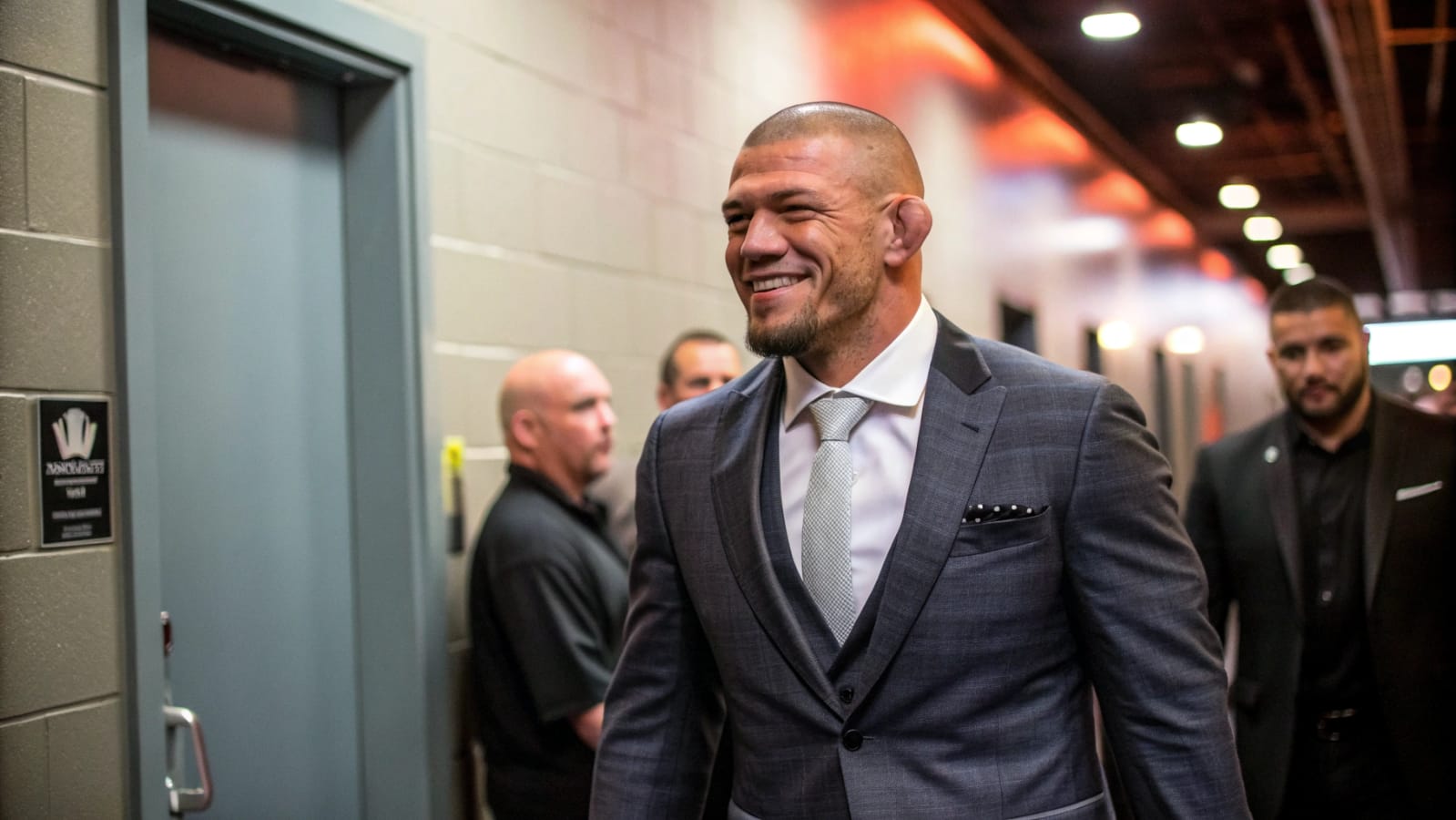 El campeón de MMA cae en 3 segundos tras desafiar a Steven Seagal