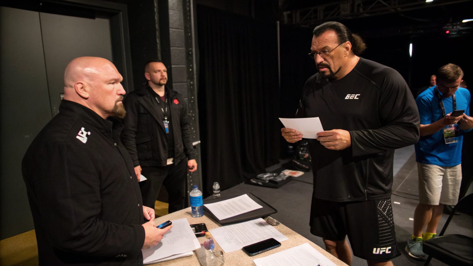 Seguridad expulsa a un anciano del UFC 320, Minutos después, ingresa al octágono