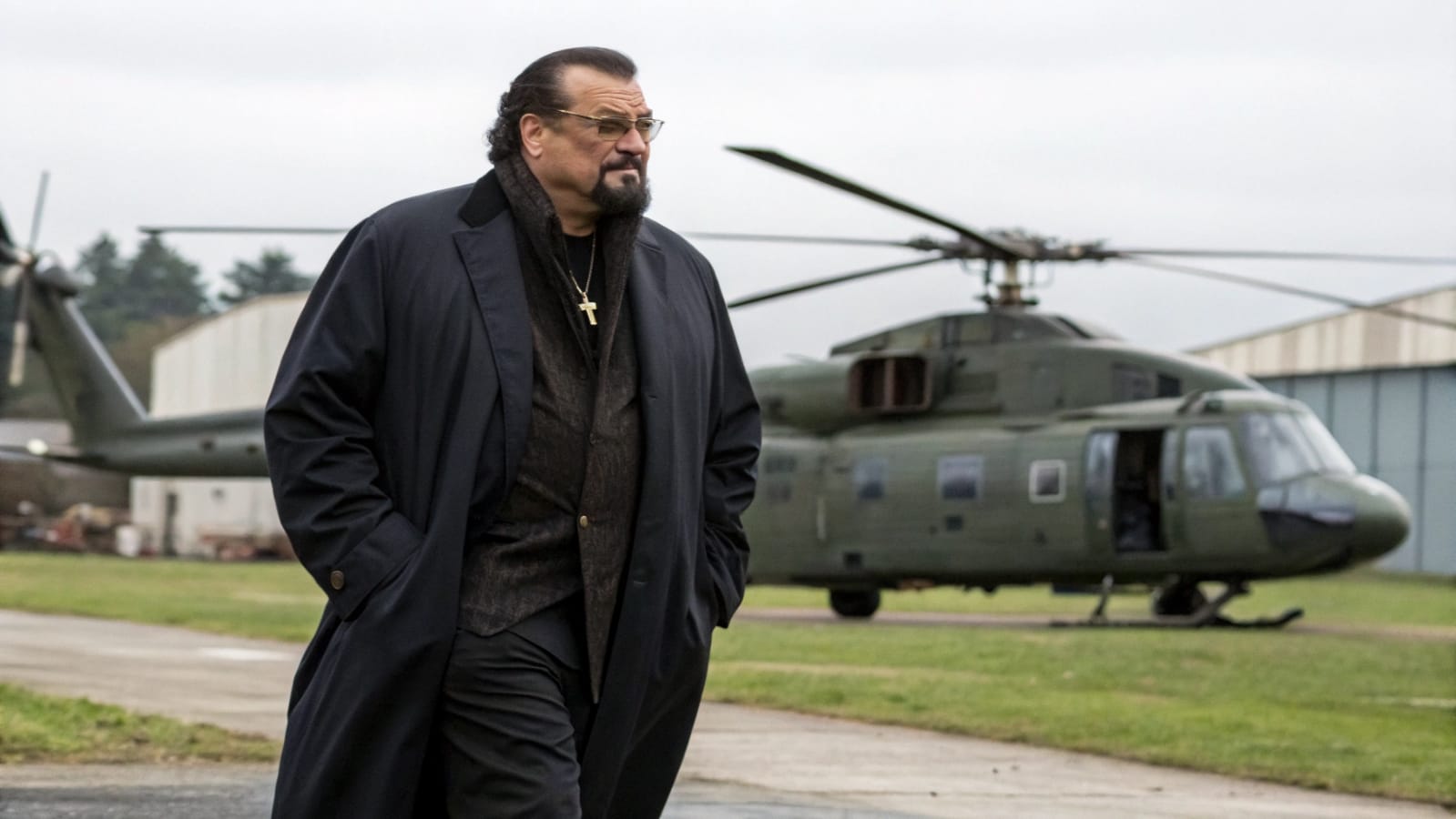 Lo llamaron un actor acabado — hasta que los Spetsnaz se formaron para saludarlo