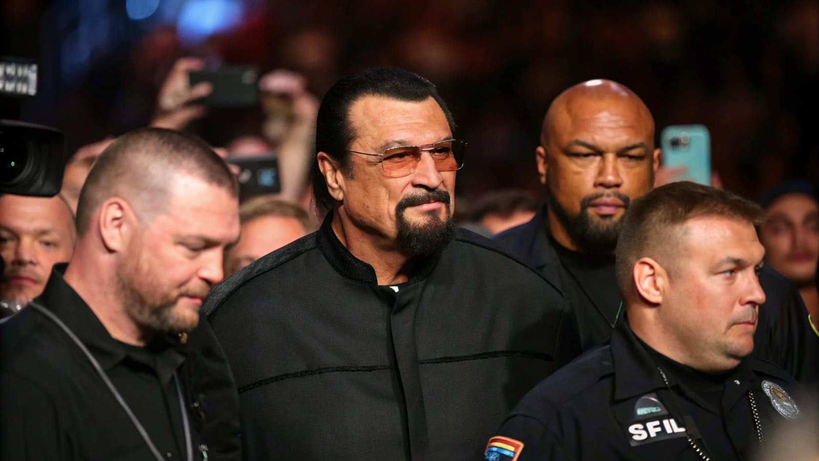 Seguridad expulsa a un anciano del UFC 320, Minutos después, ingresa al octágono