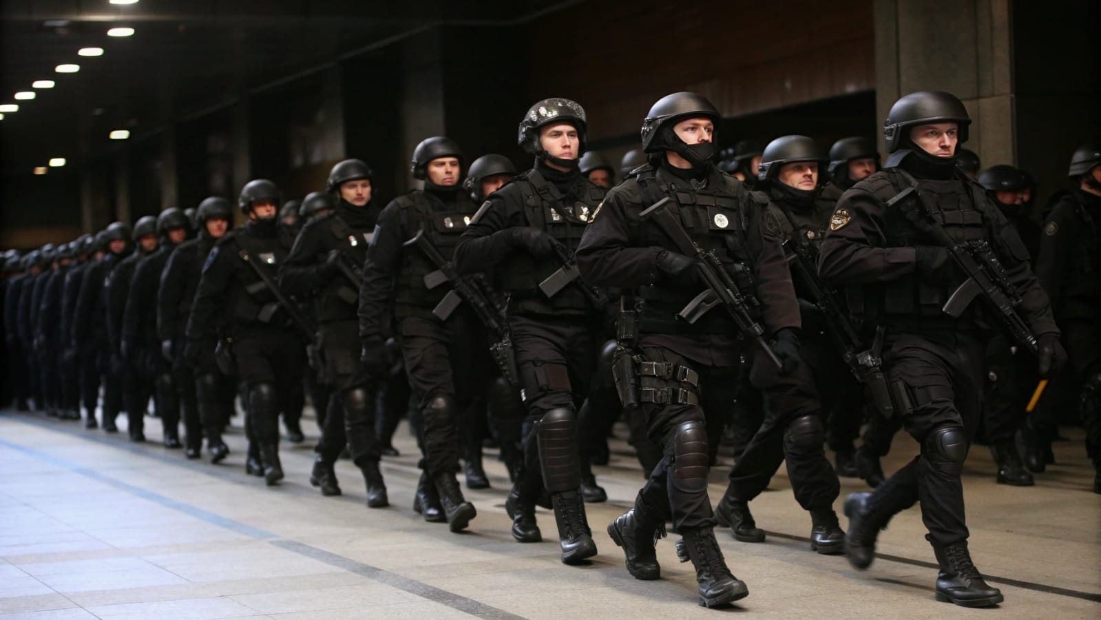 Lo llamaron un actor acabado — hasta que los Spetsnaz se formaron para saludarlo