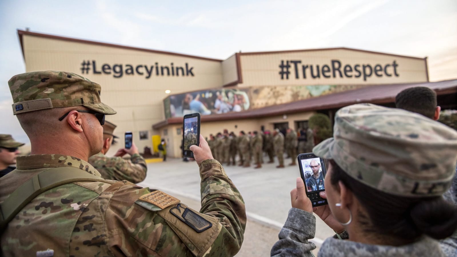 Delta Force se burla del tatuaje de un anciano — Sorprendidos cuando el general revela el suyo