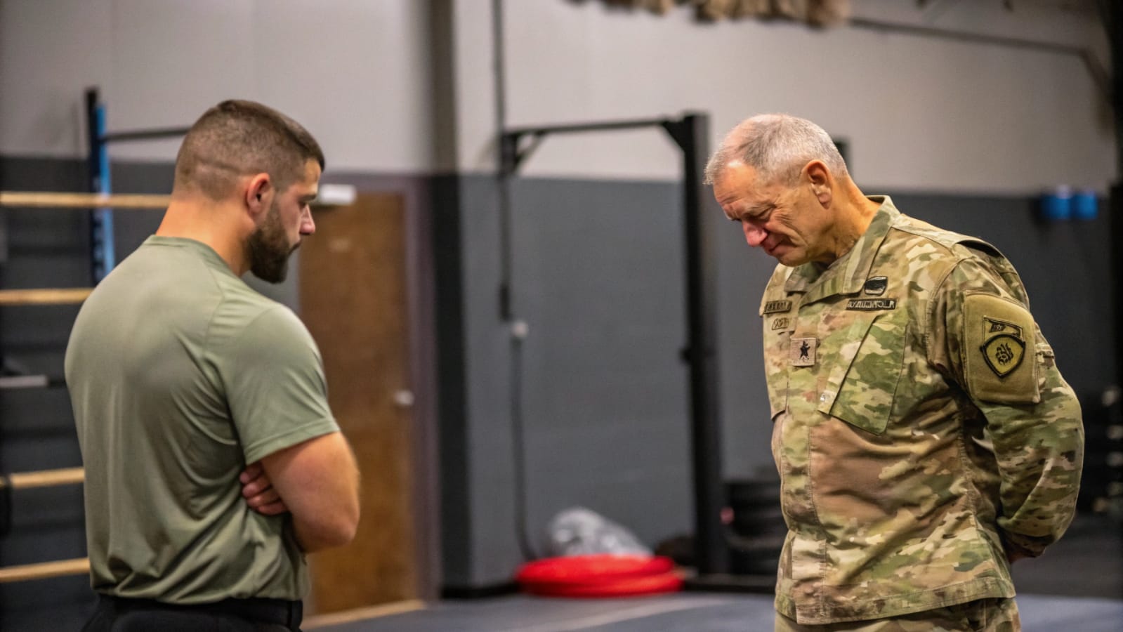 Delta Force se burla del tatuaje de un anciano — Sorprendidos cuando el general revela el suyo